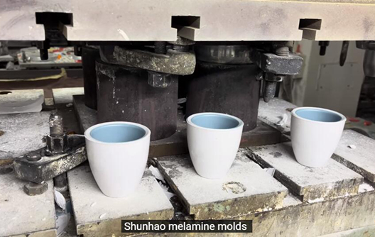 โรงงาน Shunhao: การผลิตเครื่องใช้บนโต๊ะอาหารเมลามีน 2 สี
    